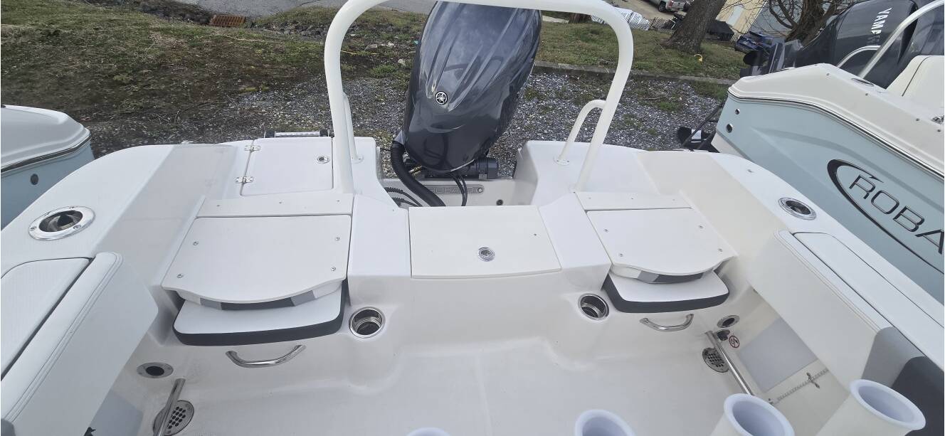 A photo of this 2026 Robalo R200