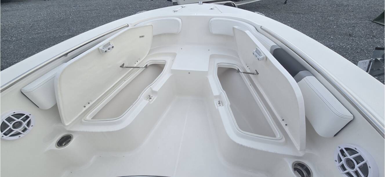 A photo of this 2026 Robalo R200