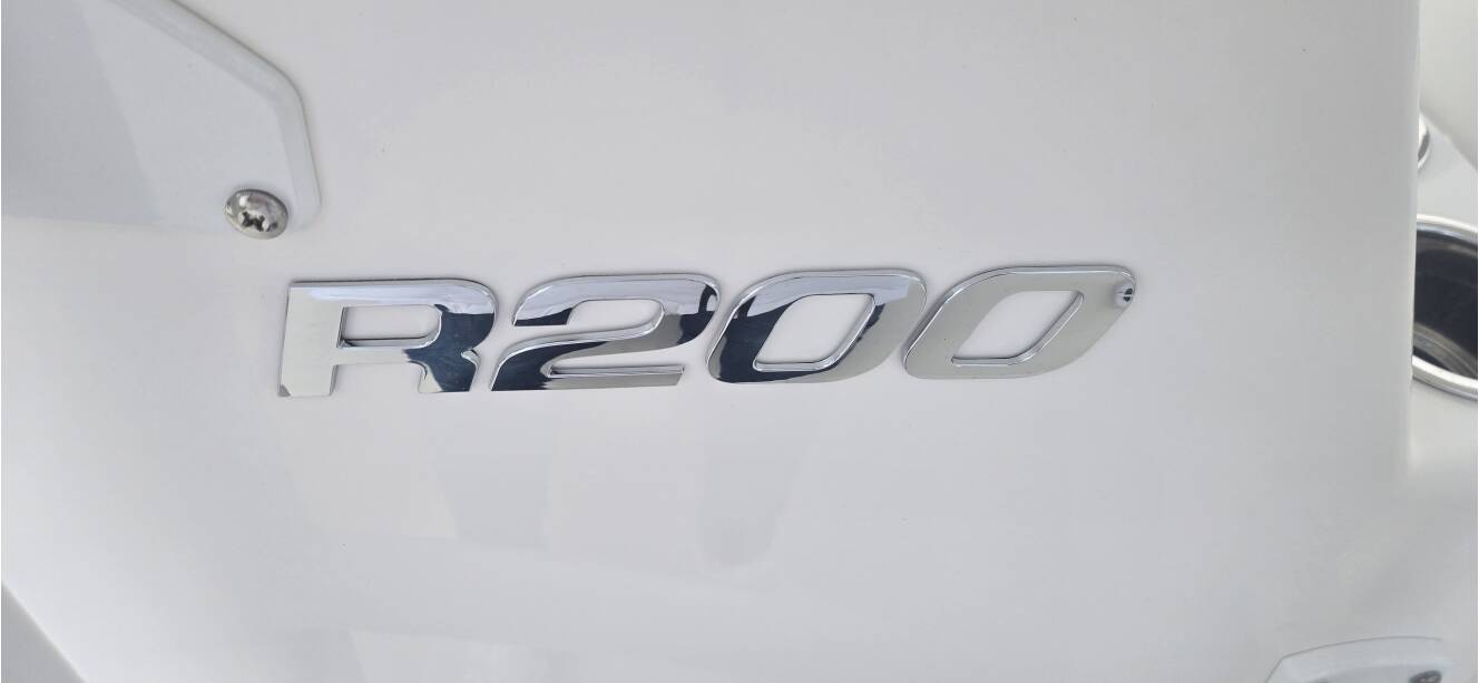 A photo of this 2026 Robalo R200