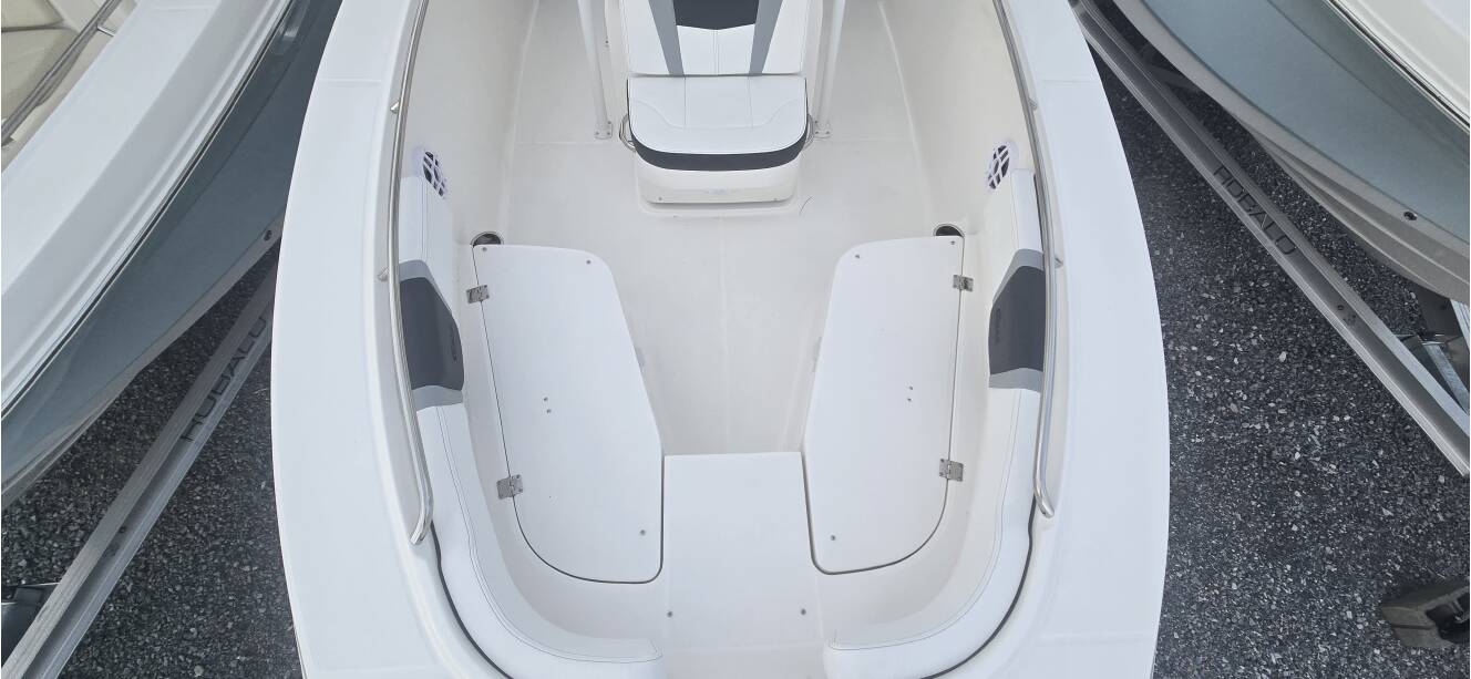 A photo of this 2026 Robalo R200