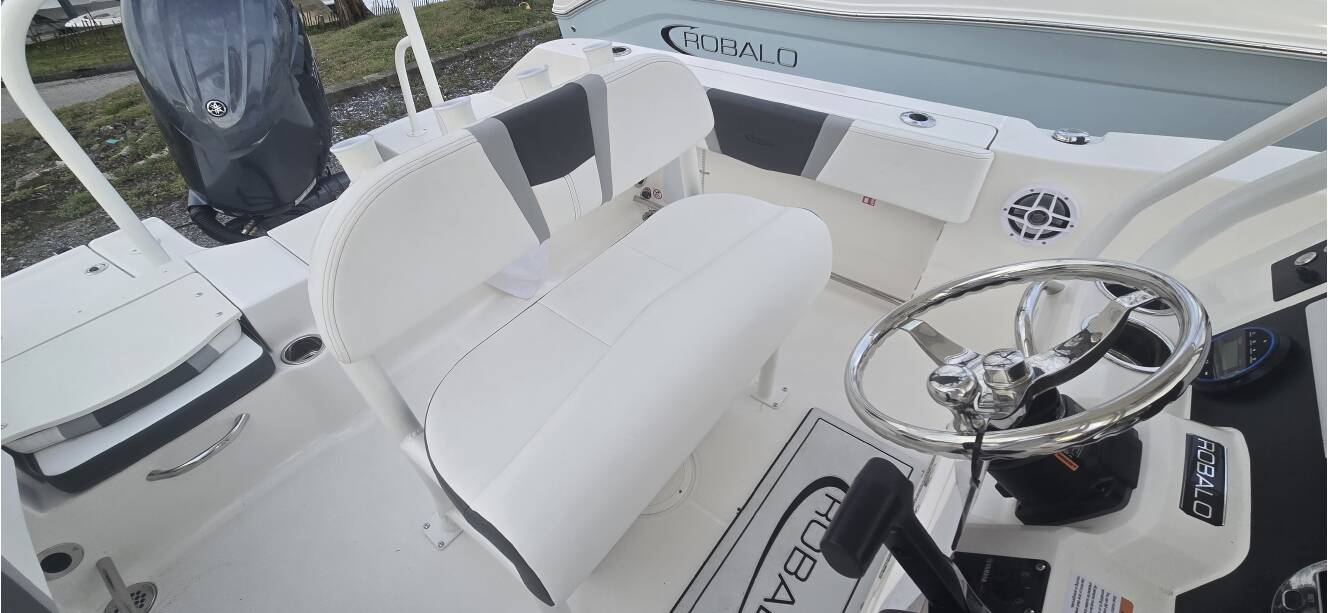 A photo of this 2026 Robalo R200