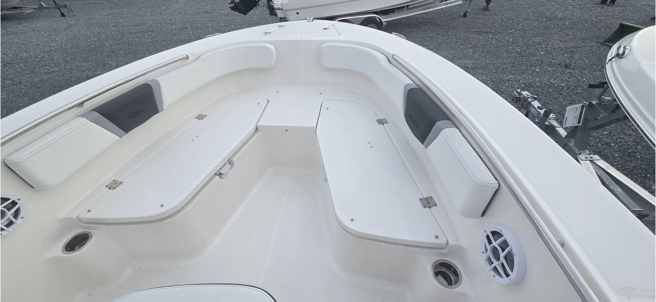 A photo of this 2026 Robalo R200