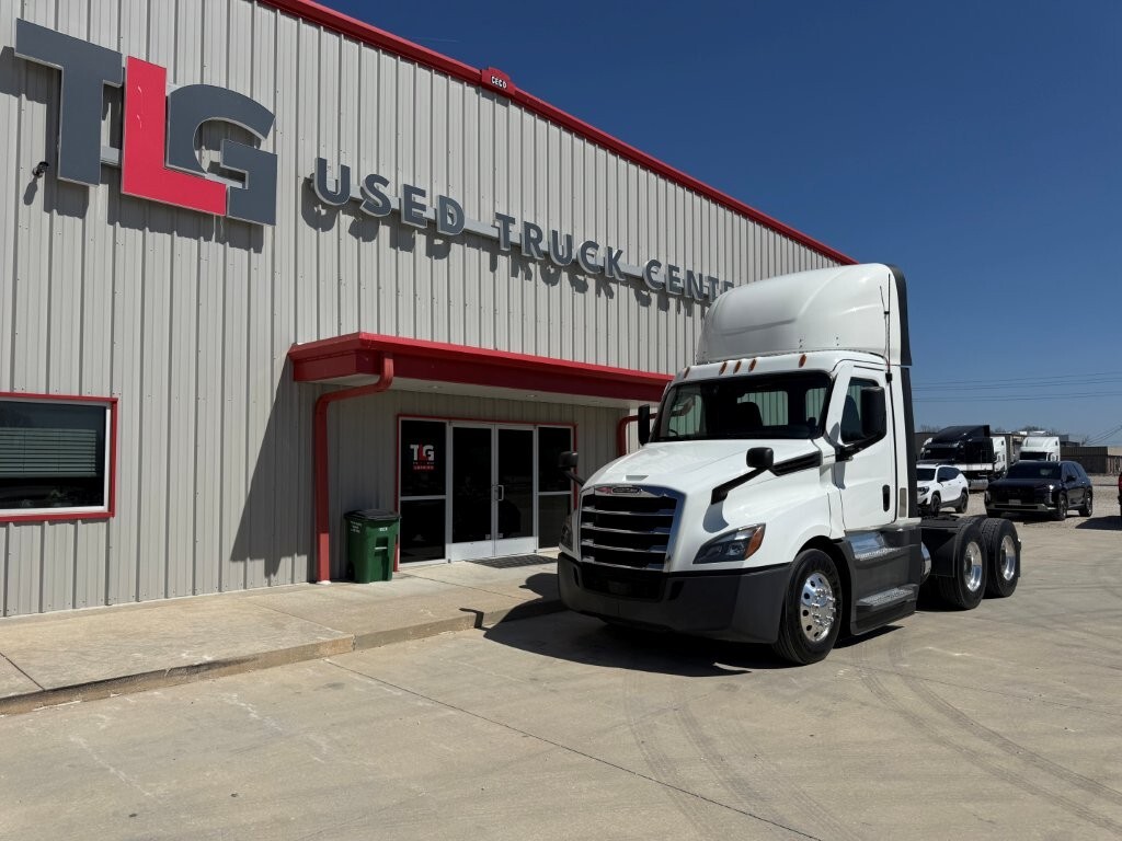 2021 FREIGHTLINER CASCADIA 126 in Strafford, MO