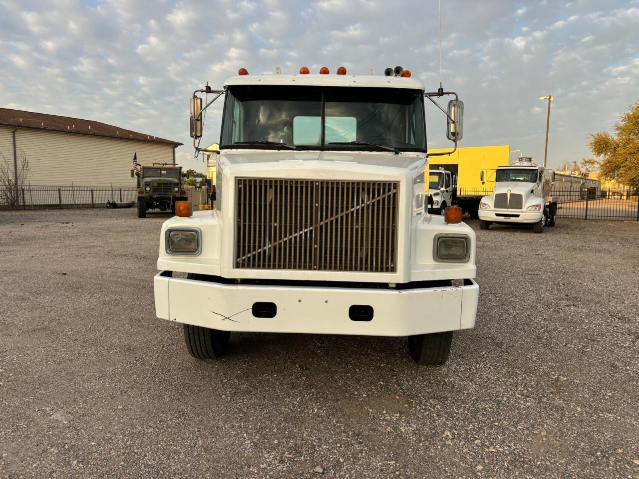 1995 WHITE GMC CONVENTIONAL in Houston, TX