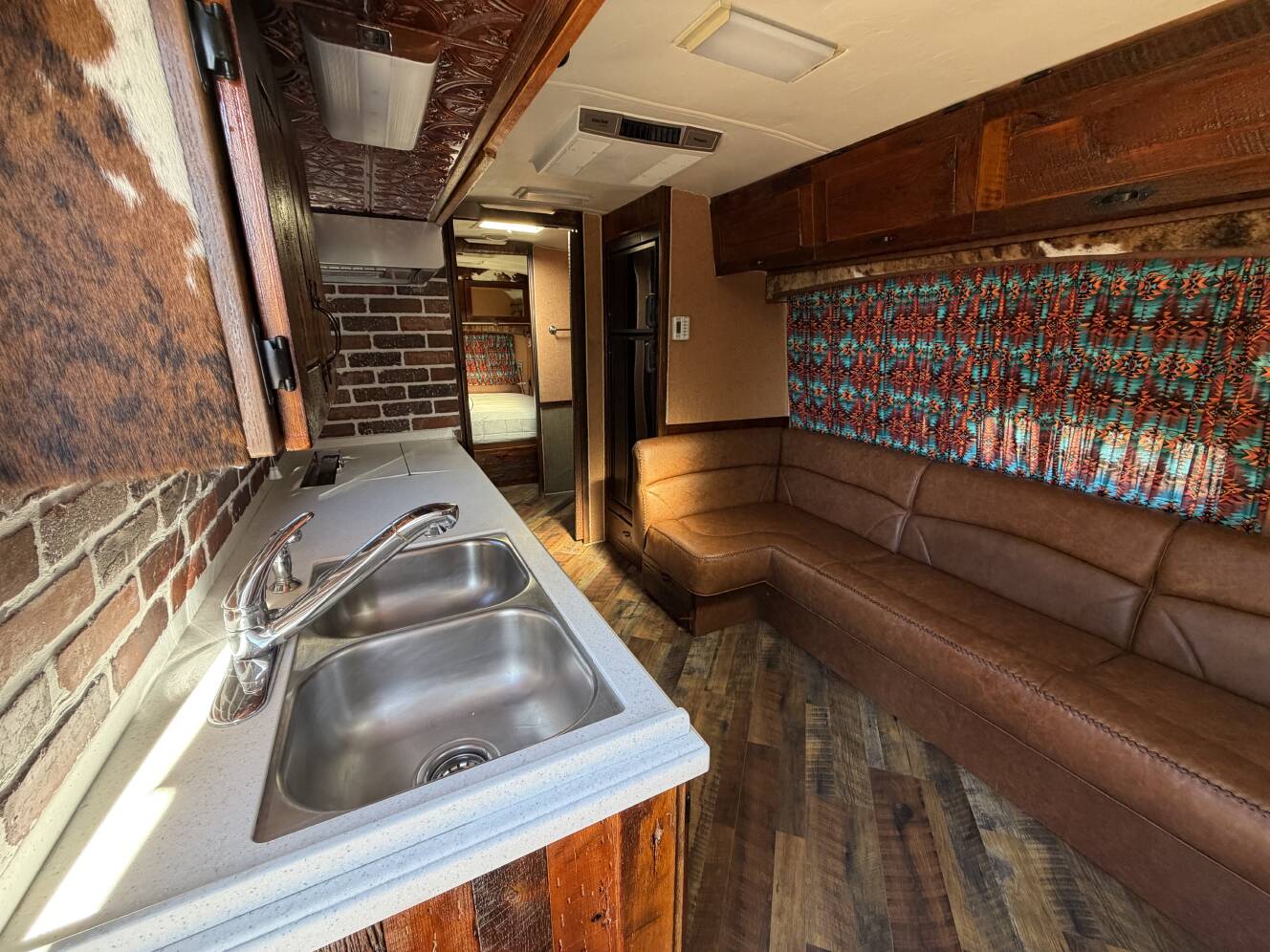 A photo of this 2004 Airstream CLASSIC 30RBQ