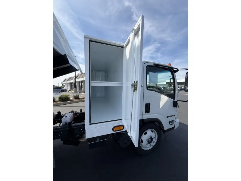 2025 ISUZU NRR GAS