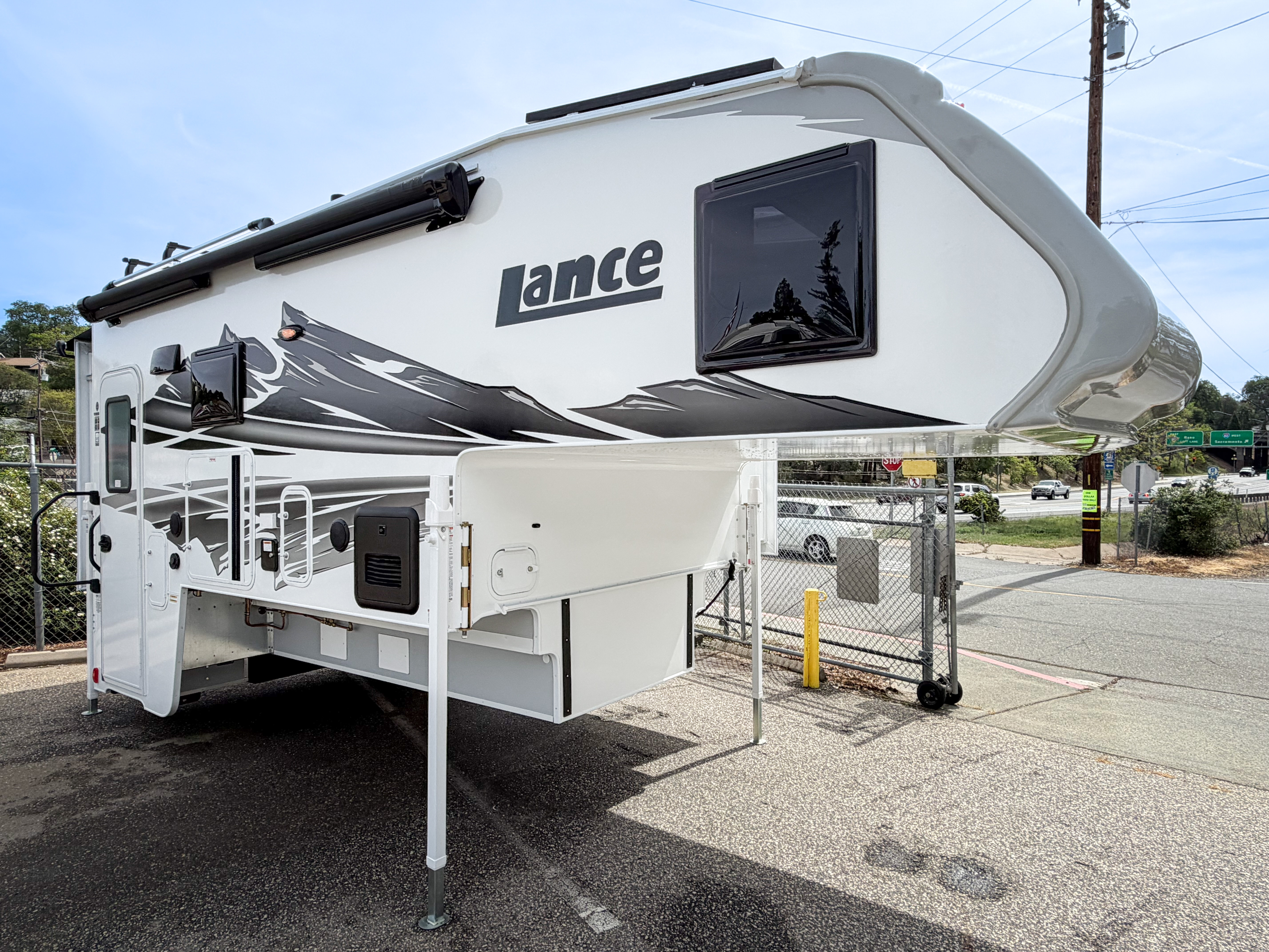 2026 Lance 1172 TRUCK CAMPER RV
