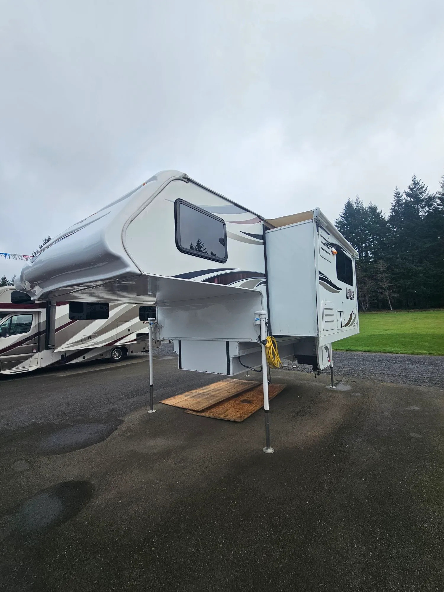 2016 Lance 975 TRUCK CAMPER in shelton WA