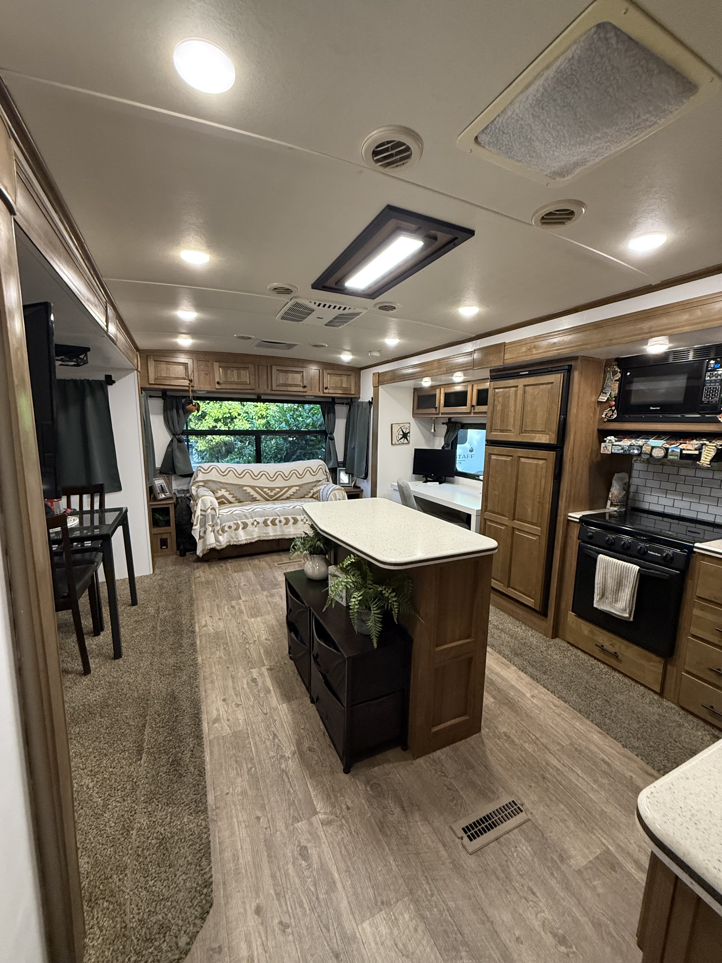 2018 Forest River ROCKWOOD SIGNATURE ULTRA LITE 8329SS RV