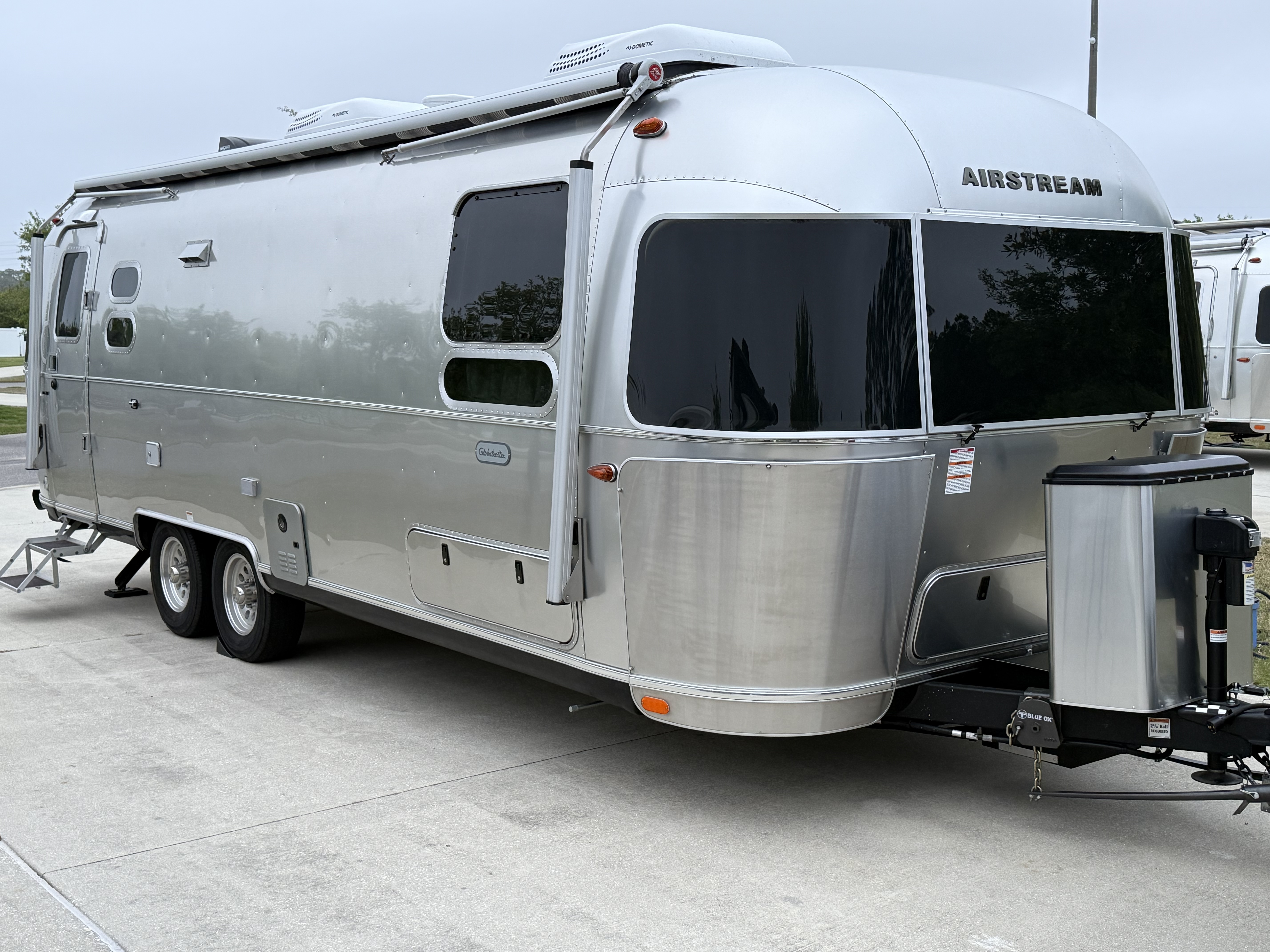 2022 Airstream GLOBETROTTER 27FB TWIN in hollister MO