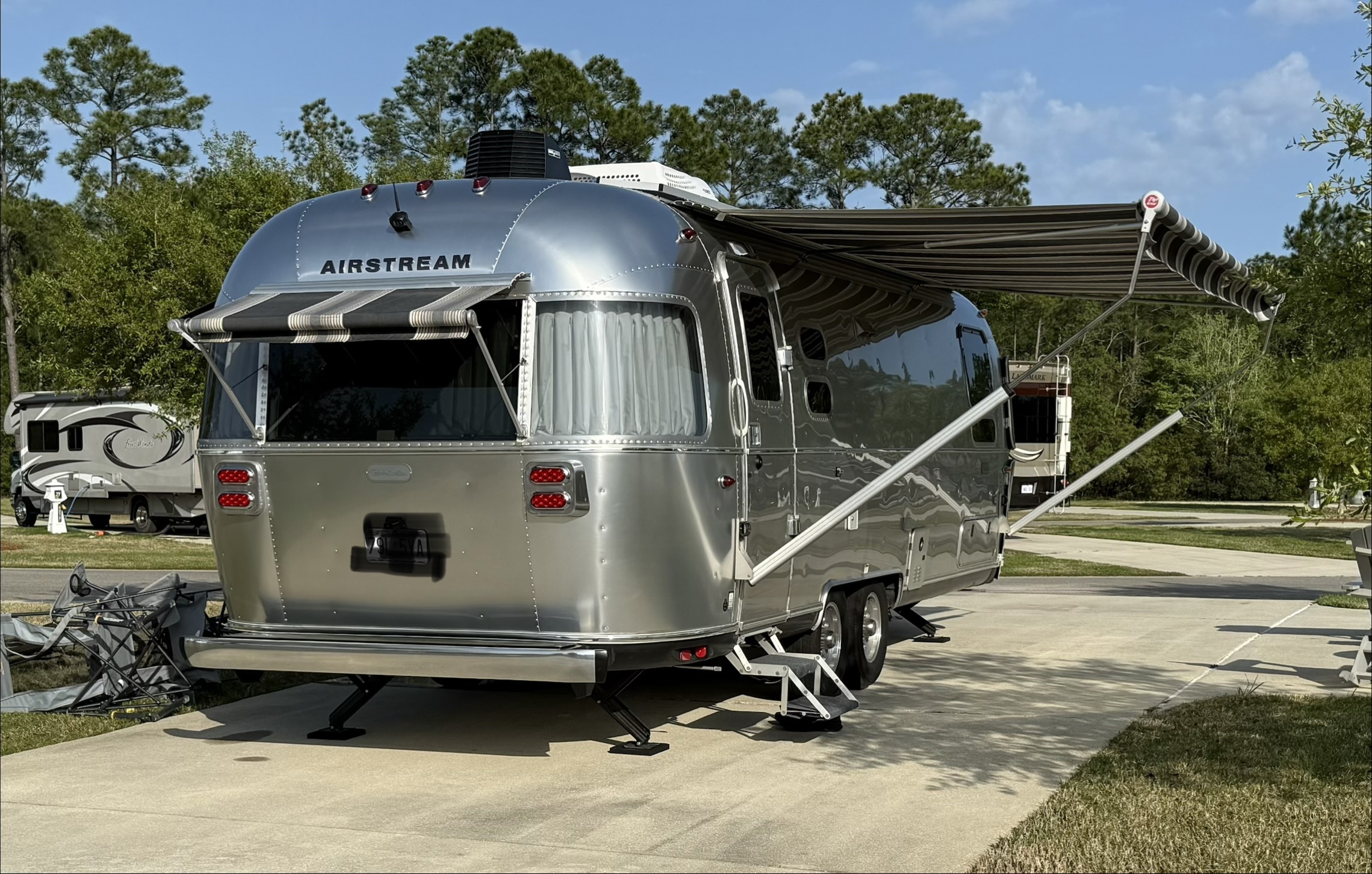 2022 Airstream GLOBETROTTER 27FB TWIN in hollister MO