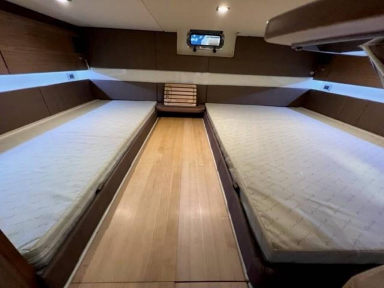 A photo of this 2018 Chris-Craft Launch 38