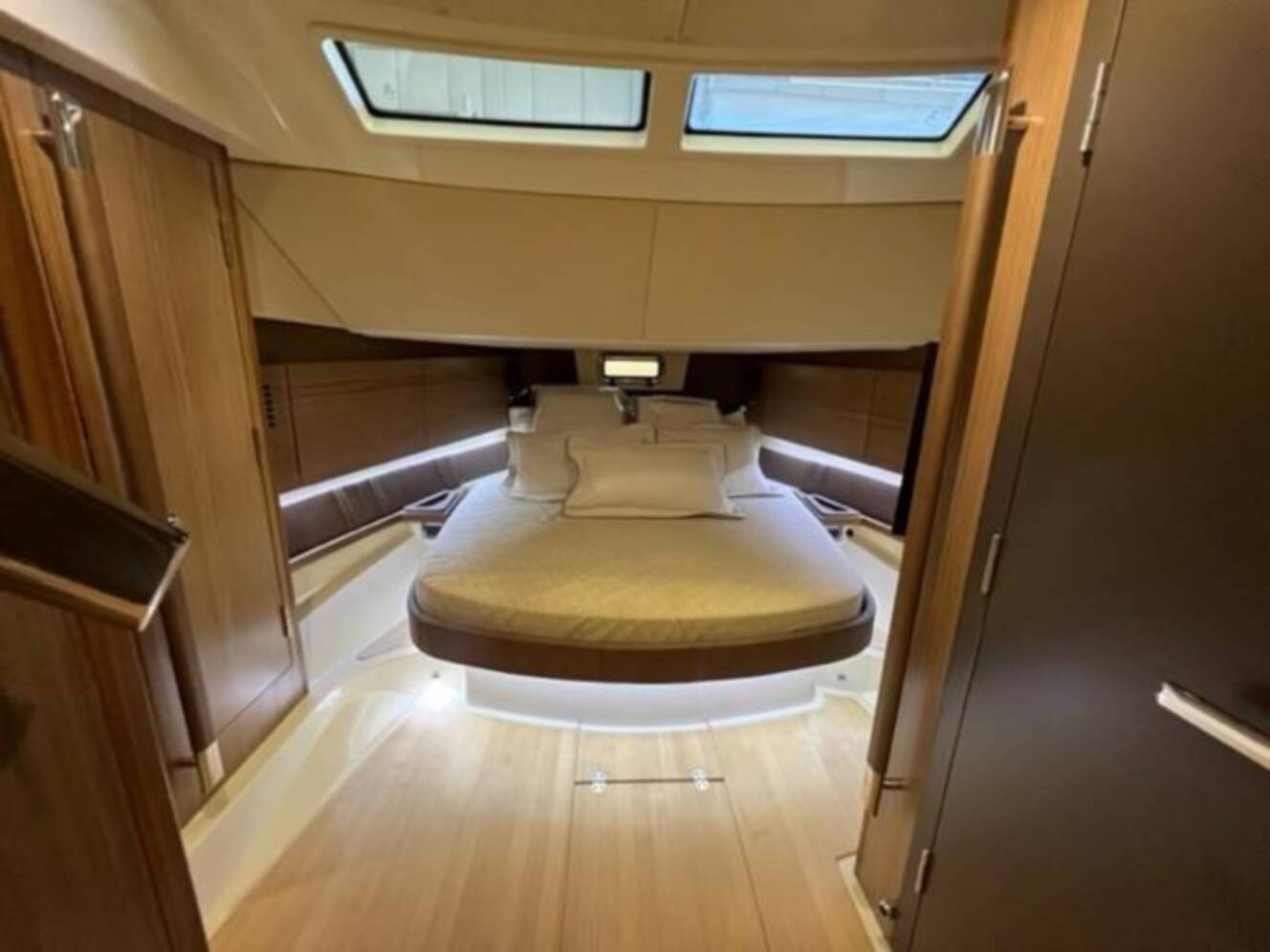A photo of this 2018 Chris-Craft Launch 38