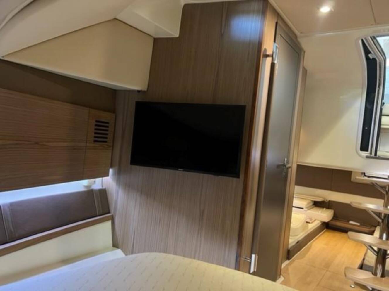 A photo of this 2018 Chris-Craft Launch 38