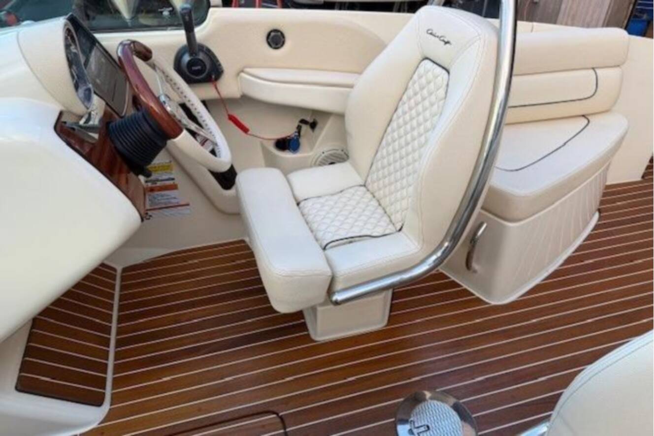 A photo of this 2022 Chris-Craft Launch 25 GT