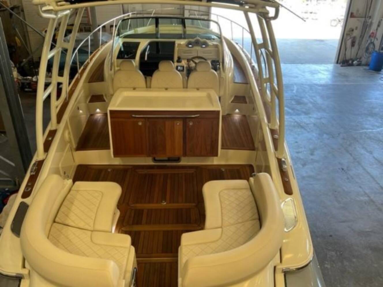 A photo of this 2018 Chris-Craft Launch 38