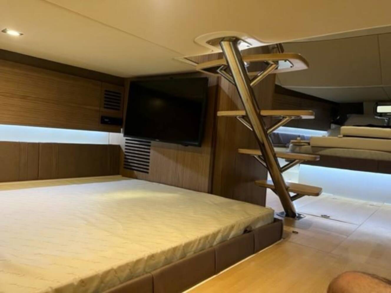 A photo of this 2018 Chris-Craft Launch 38