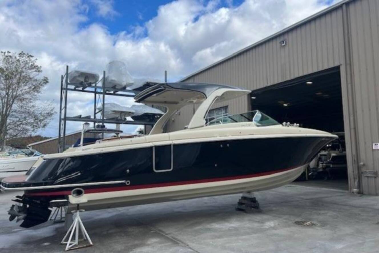 A photo of this 2021 Chris-Craft Launch 35 GT