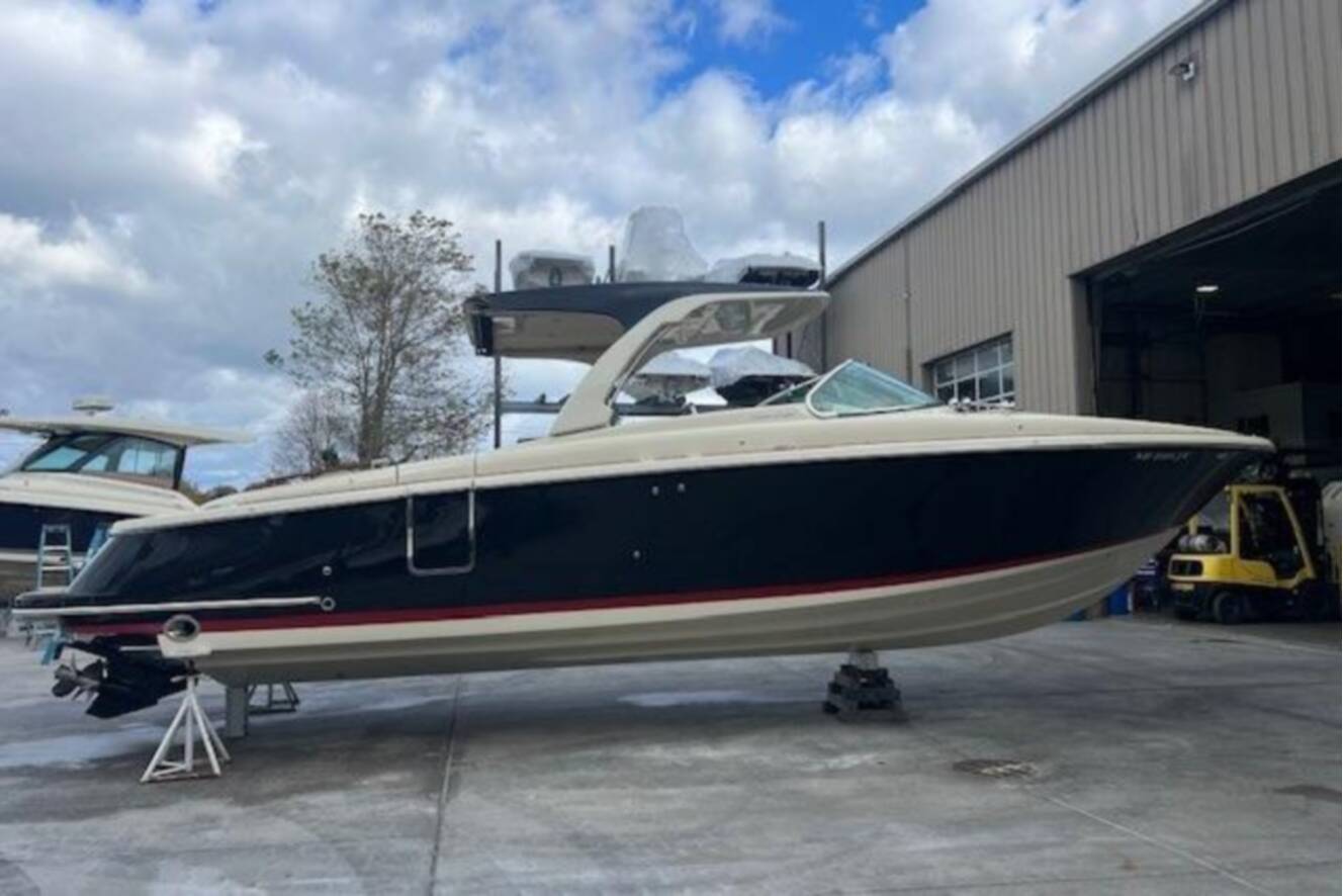 A photo of this 2021 Chris-Craft Launch 35 GT