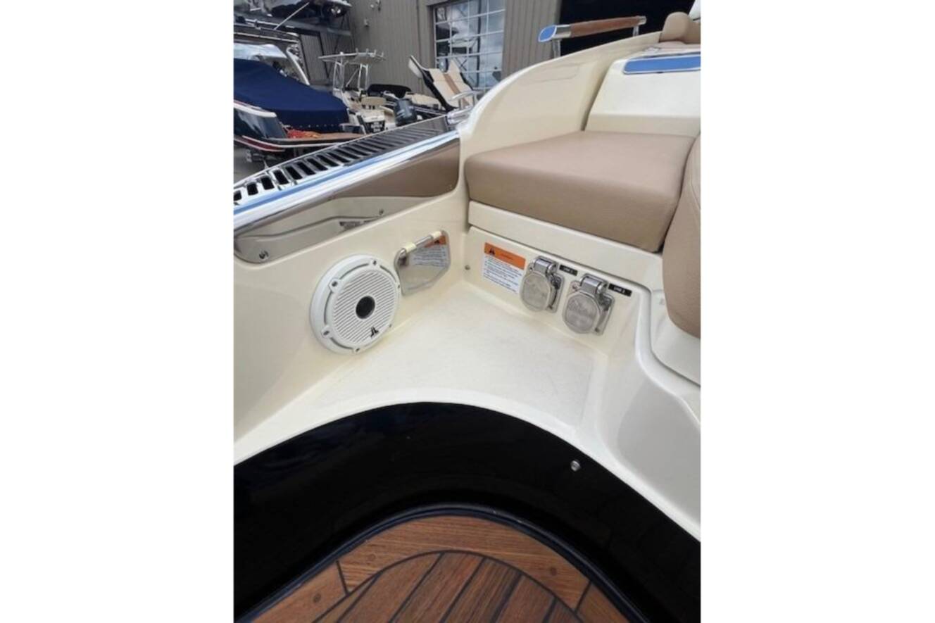 A photo of this 2021 Chris-Craft Launch 35 GT