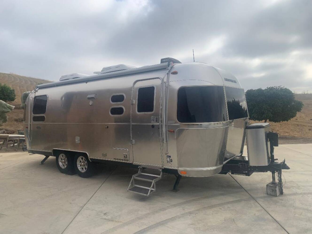 A photo of this 2019 Airstream FLYING CLOUD 25RB QUEEN