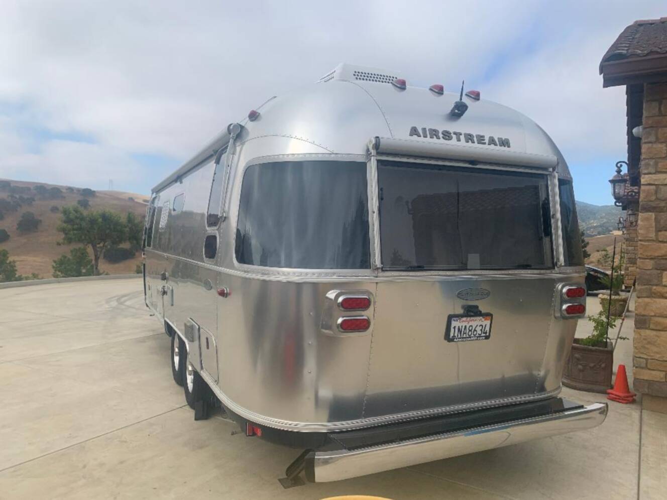 A photo of this 2019 Airstream FLYING CLOUD 25RB QUEEN