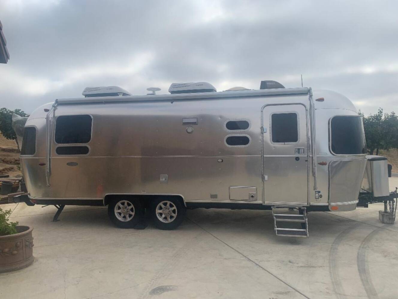 A photo of this 2019 Airstream FLYING CLOUD 25RB QUEEN