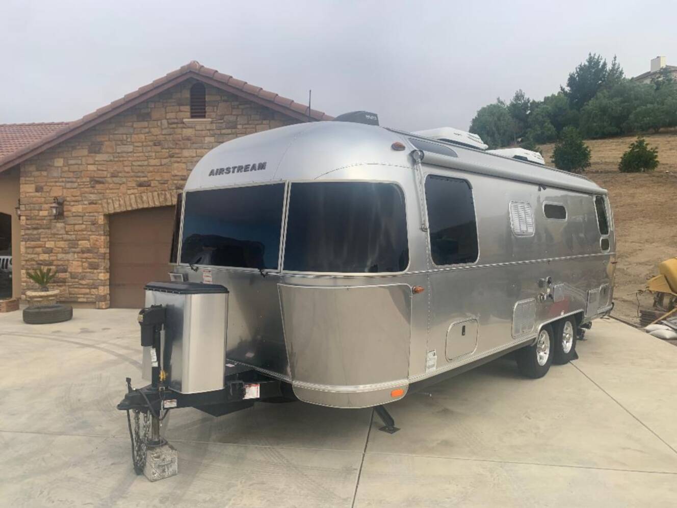 A photo of this 2019 Airstream FLYING CLOUD 25RB QUEEN