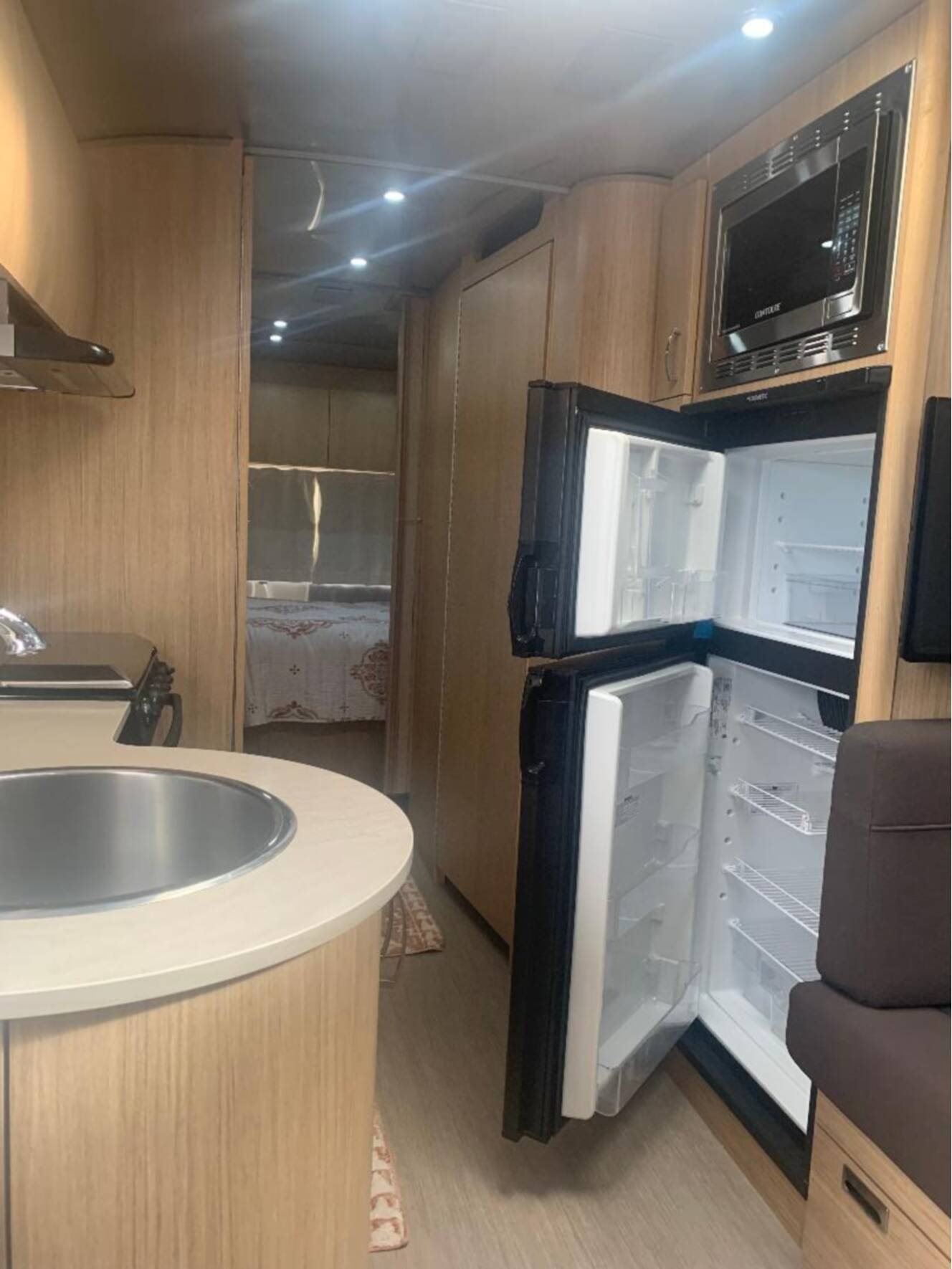 A photo of this 2019 Airstream FLYING CLOUD 25RB QUEEN