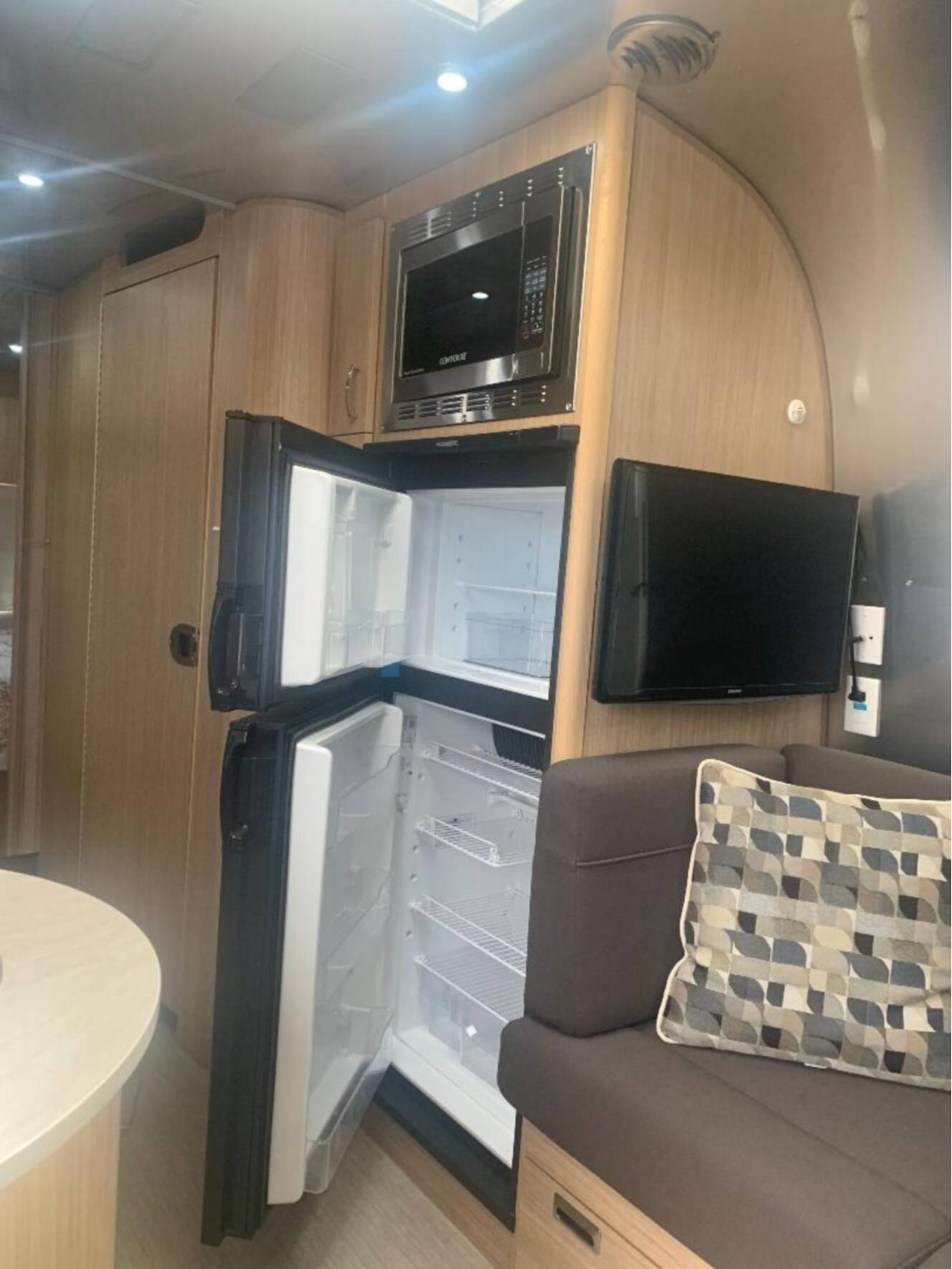 A photo of this 2019 Airstream FLYING CLOUD 25RB QUEEN
