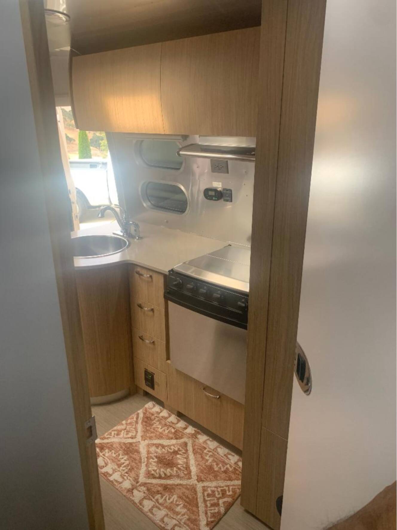 A photo of this 2019 Airstream FLYING CLOUD 25RB QUEEN