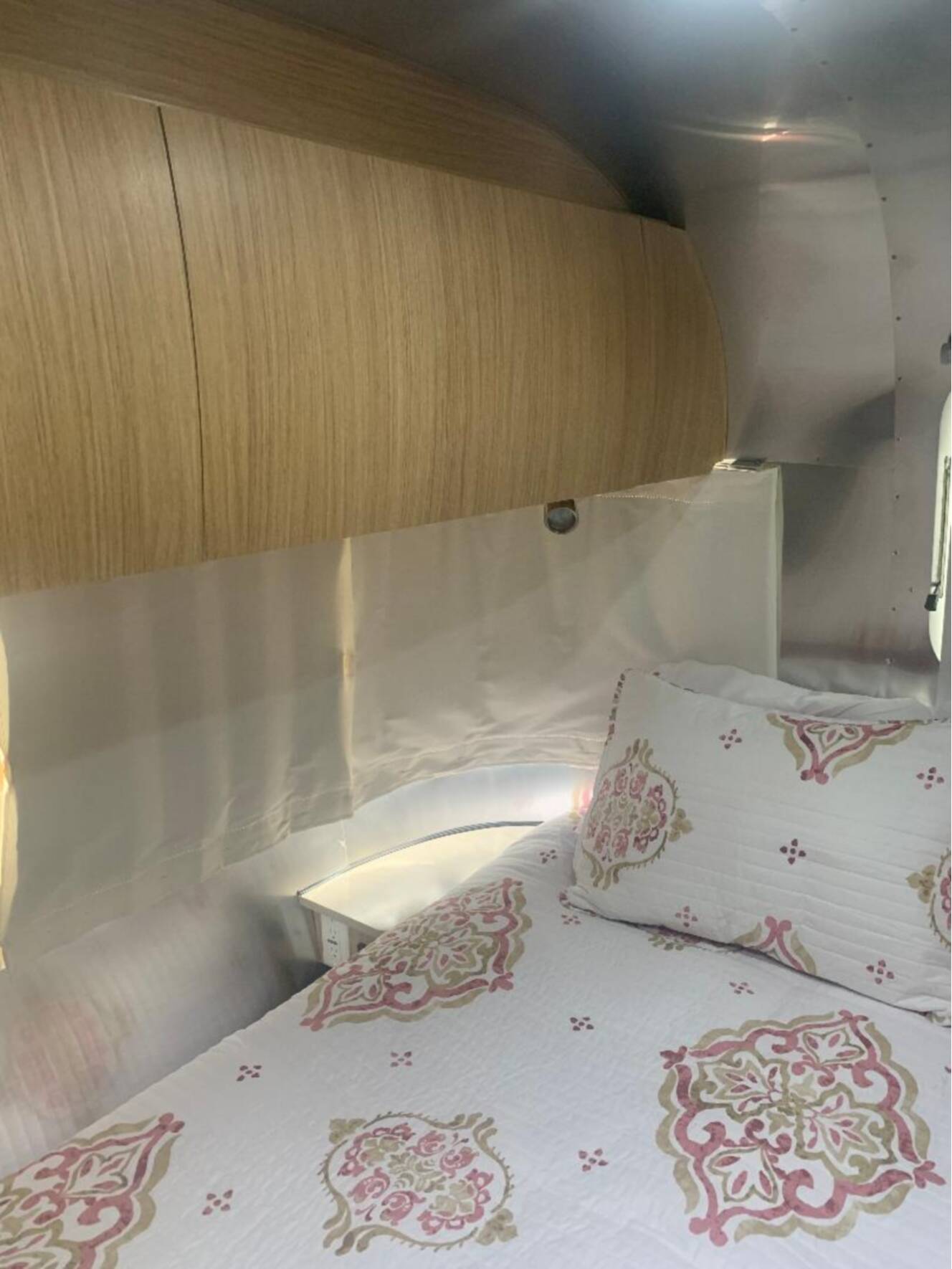 A photo of this 2019 Airstream FLYING CLOUD 25RB QUEEN