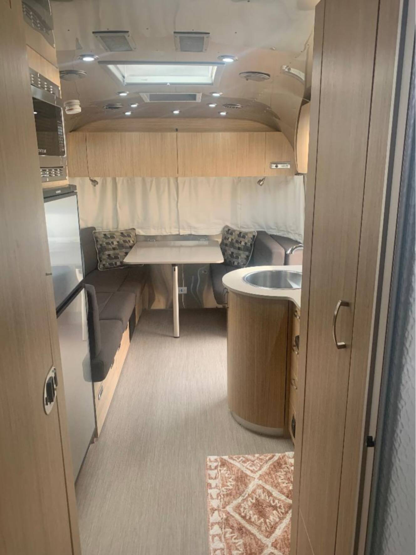 A photo of this 2019 Airstream FLYING CLOUD 25RB QUEEN