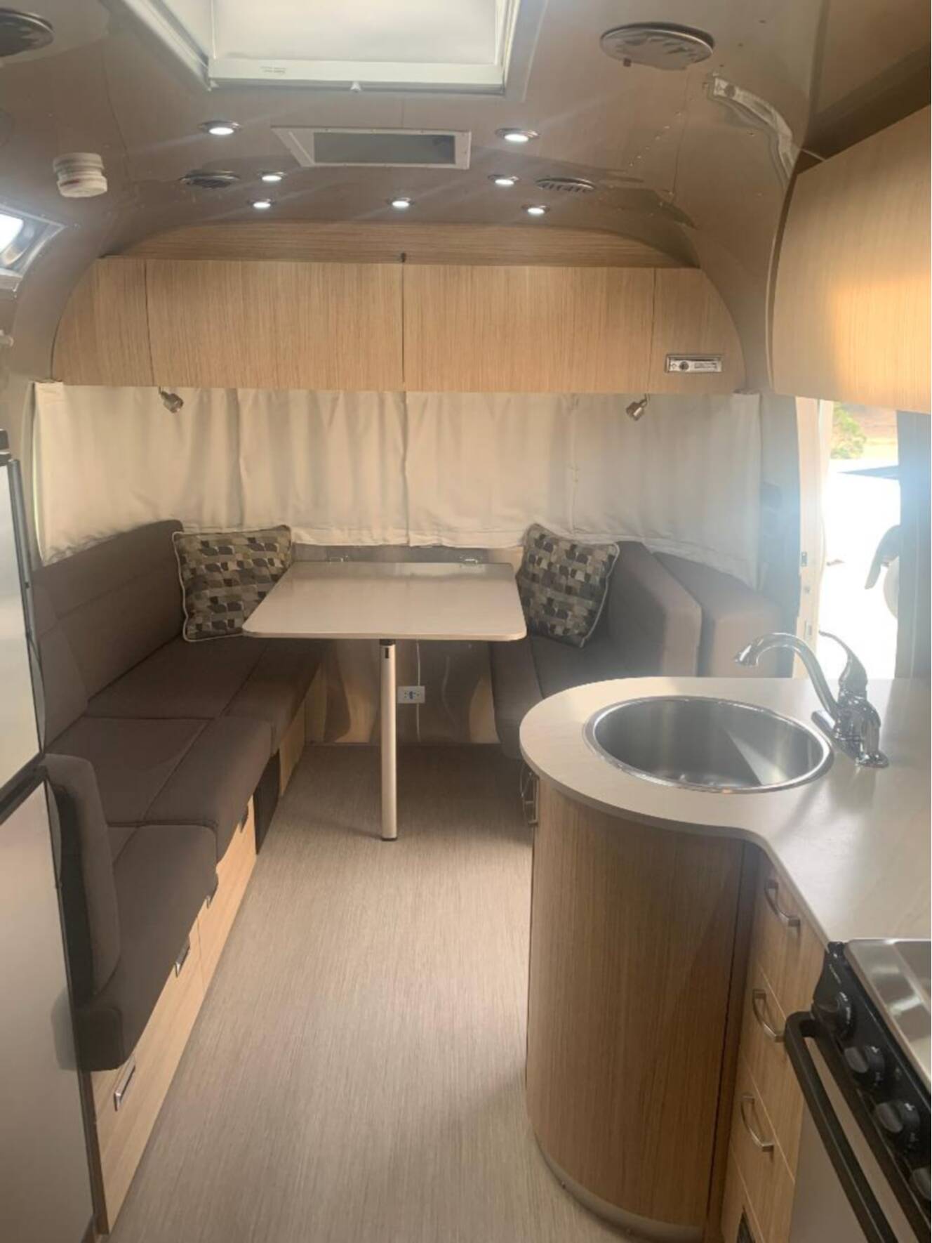 A photo of this 2019 Airstream FLYING CLOUD 25RB QUEEN