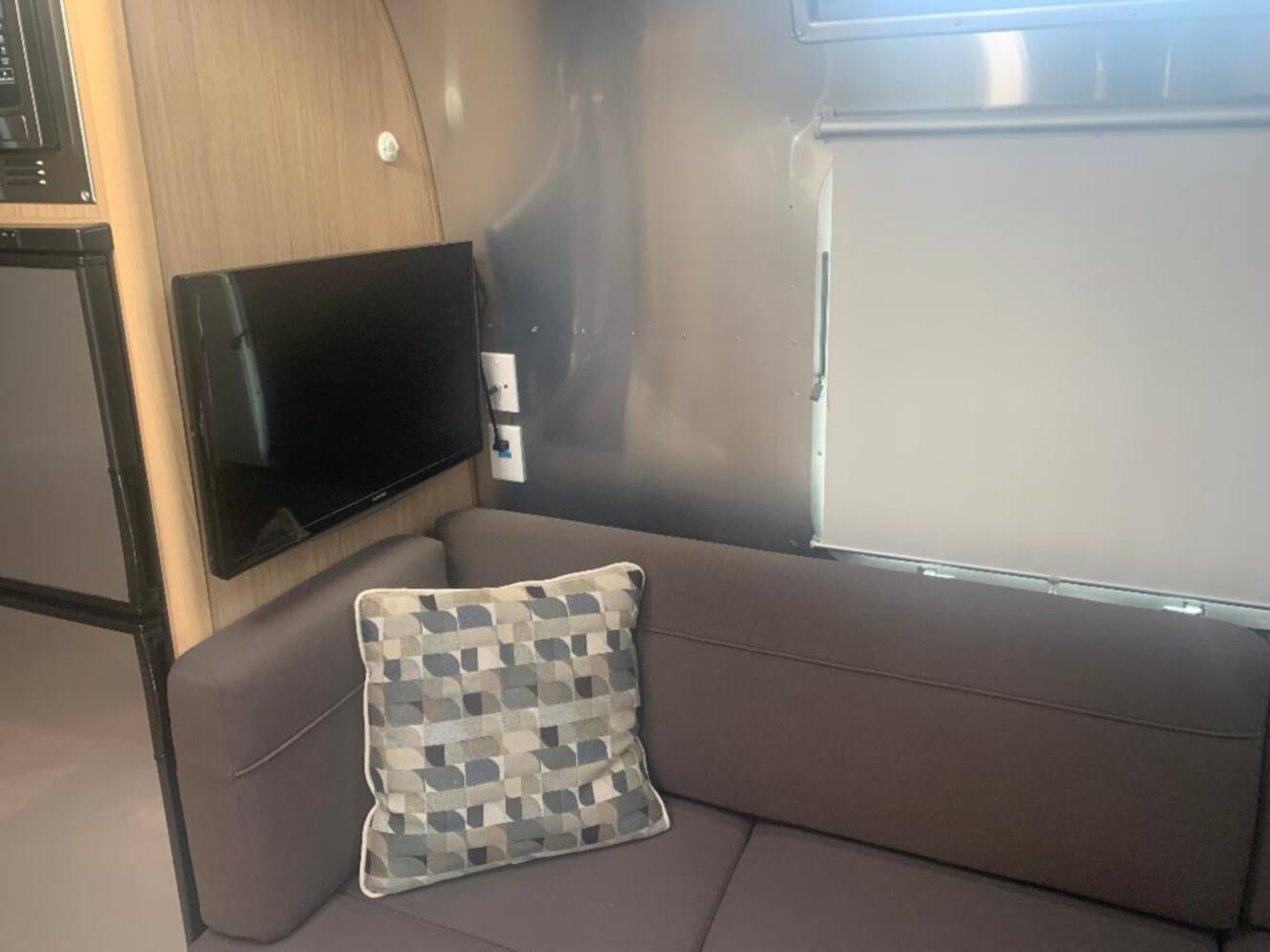 A photo of this 2019 Airstream FLYING CLOUD 25RB QUEEN