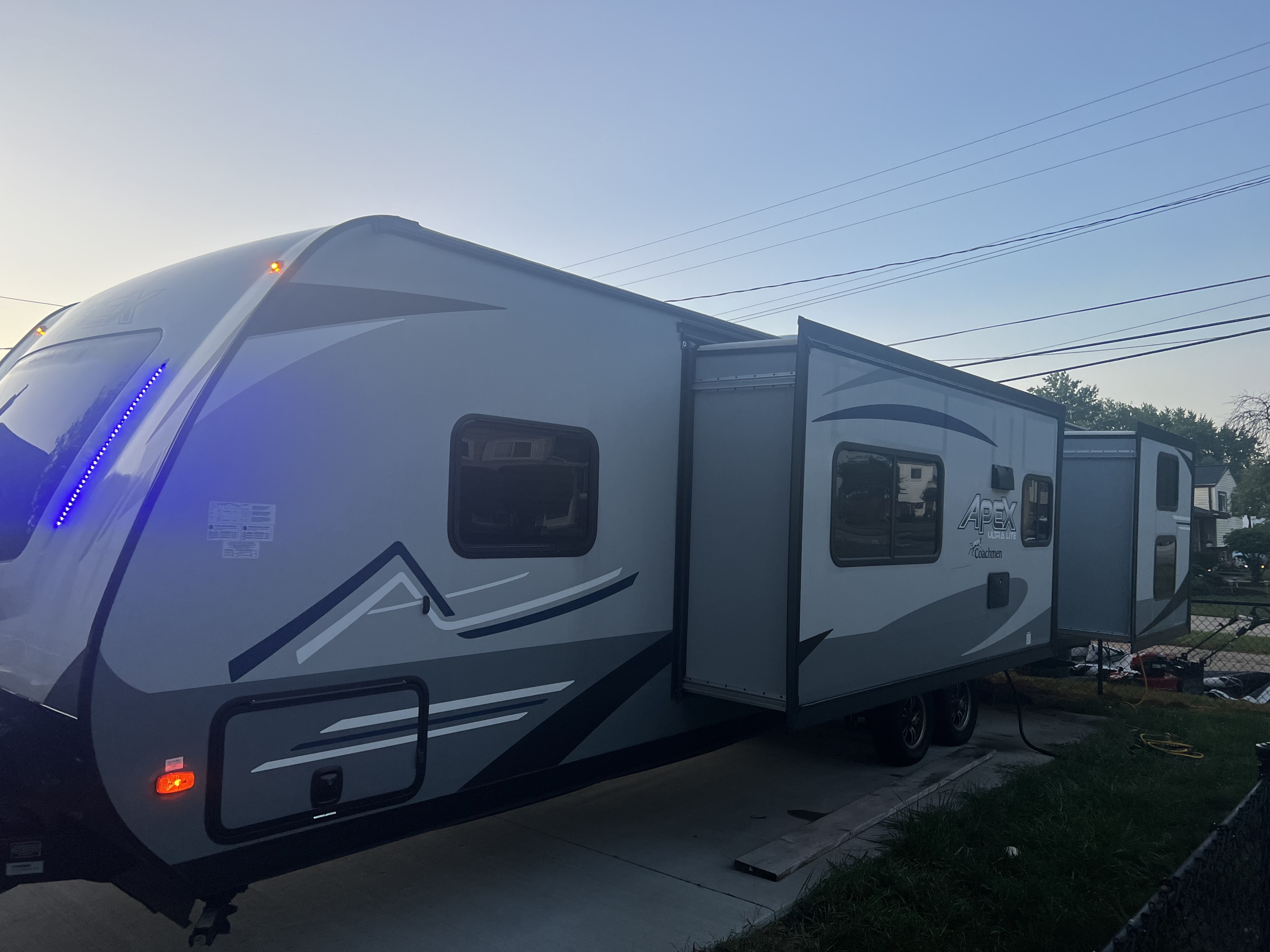 2020 Coachmen APEX ULTRA-LITE 300BHS RV