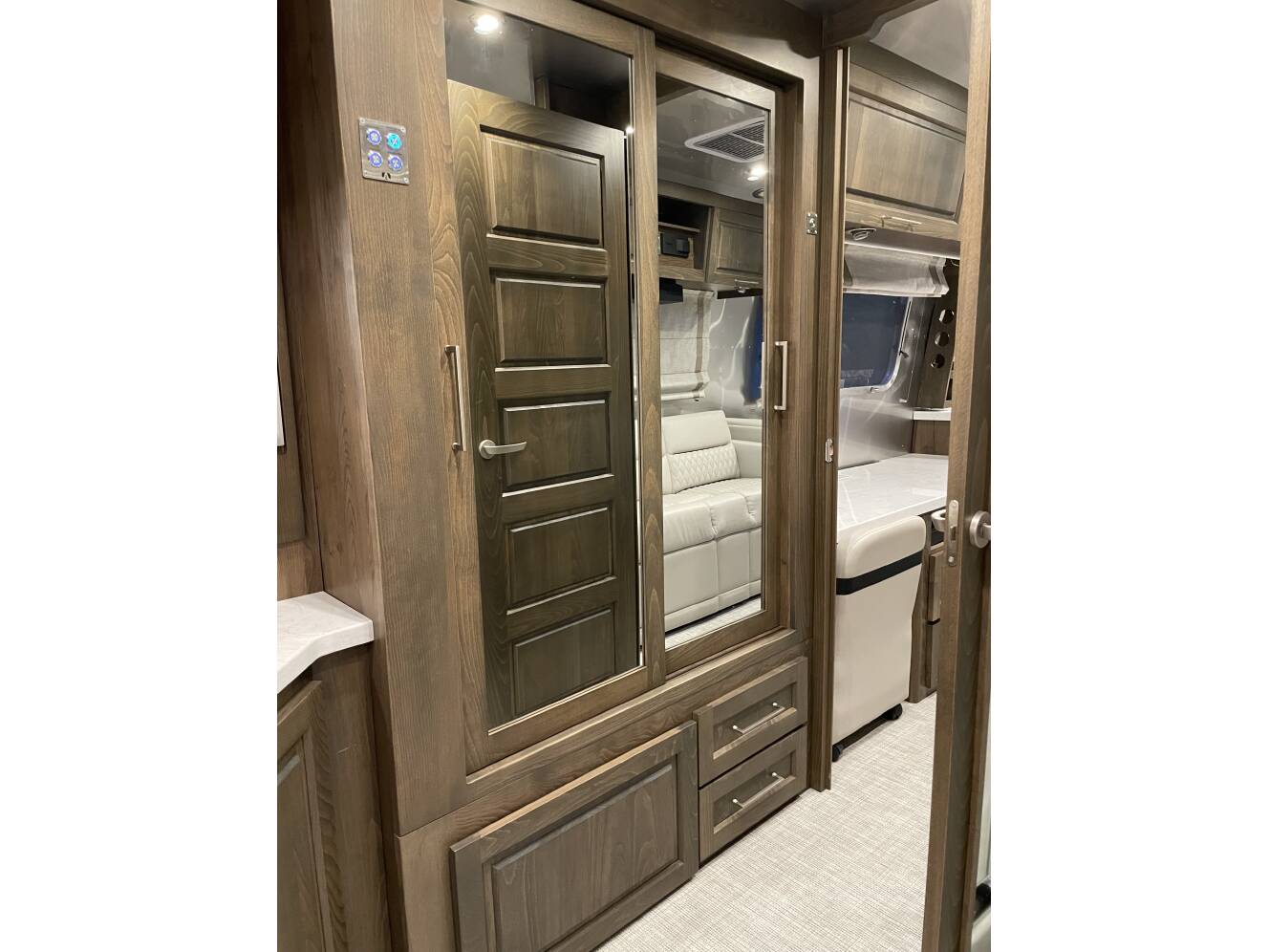 A photo of this 2023 Airstream CLASSIC 33FBQ