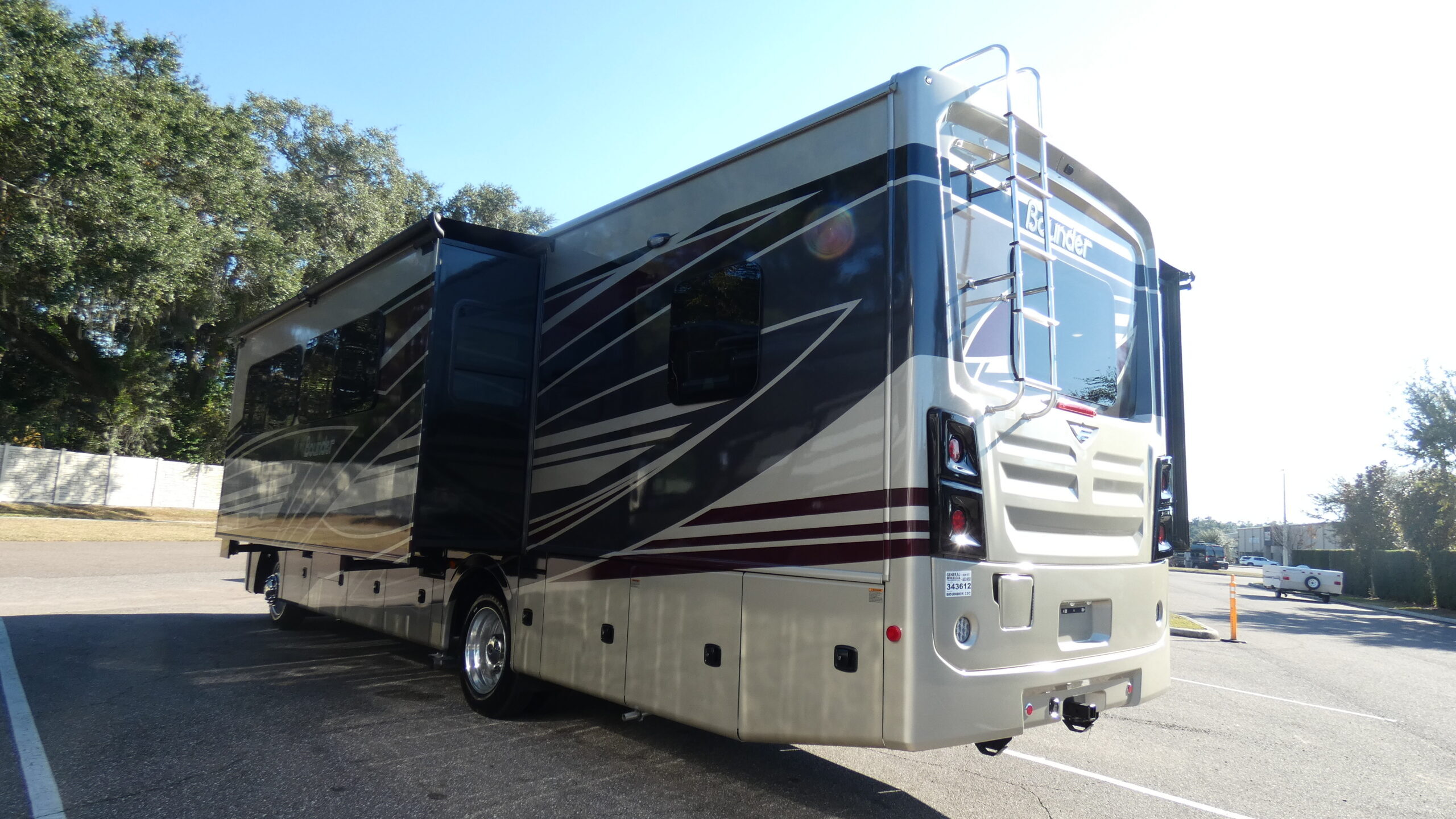 2026 Fleetwood BOUNDER 33C in dover FL