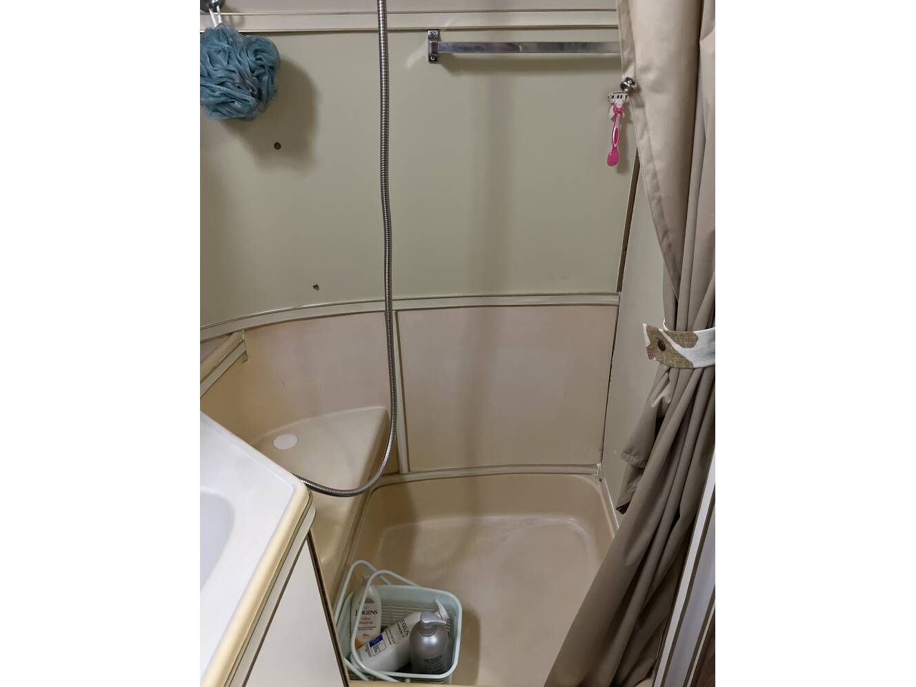 A photo of this 1976 Airstream LAND YACHT 25