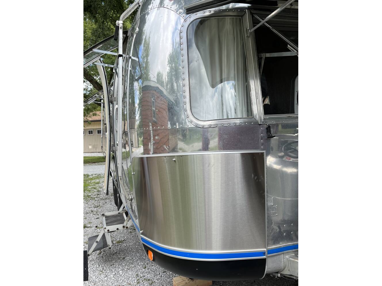 A photo of this 1976 Airstream LAND YACHT 25