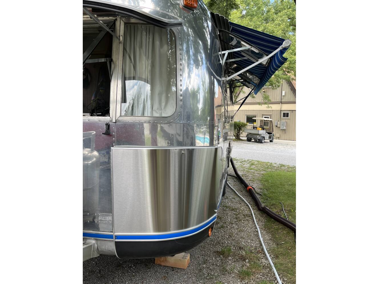 A photo of this 1976 Airstream LAND YACHT 25