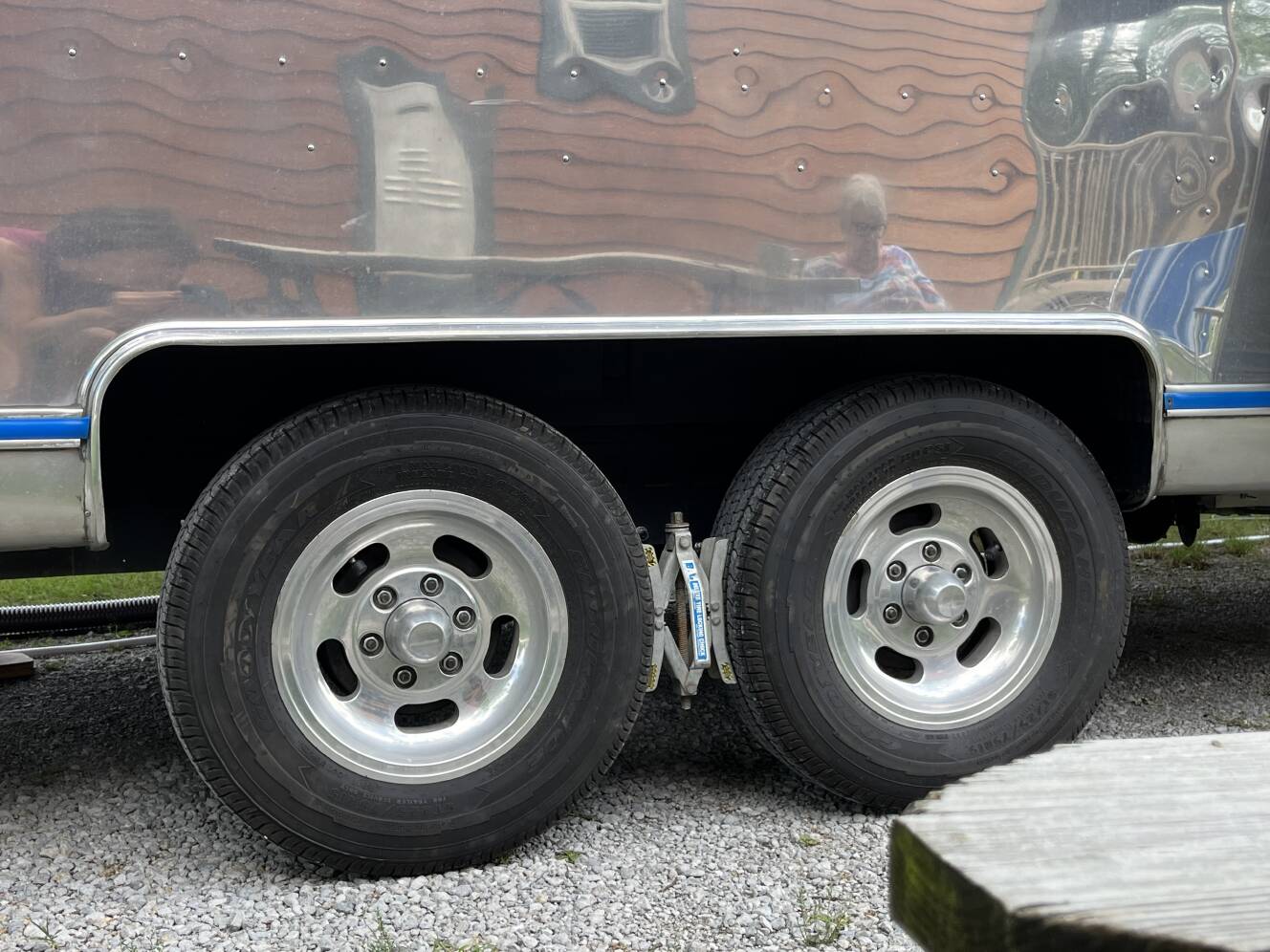 A photo of this 1976 Airstream LAND YACHT 25