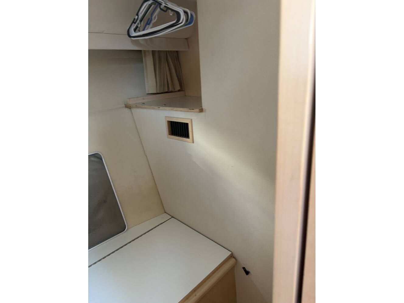 A photo of this 1999 Carver 370 Voyager