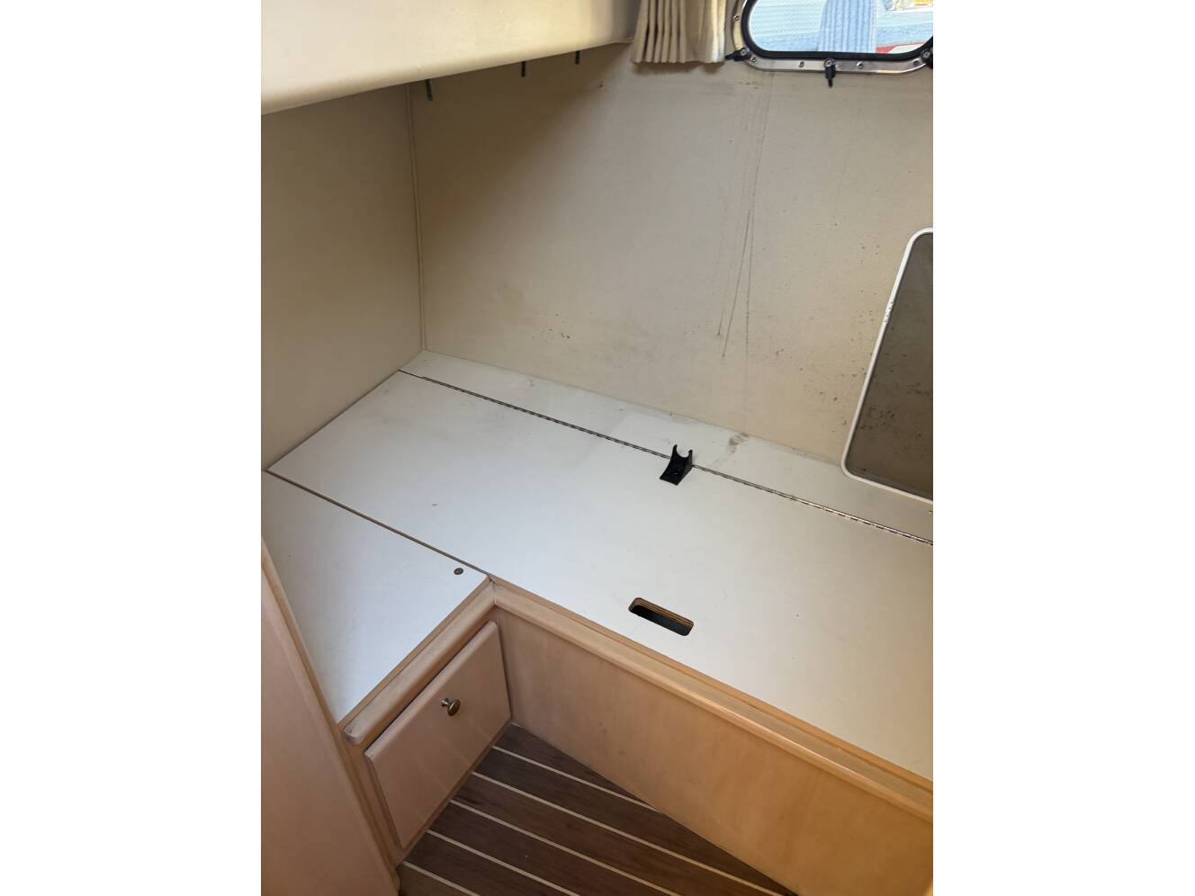 A photo of this 1999 Carver 370 Voyager