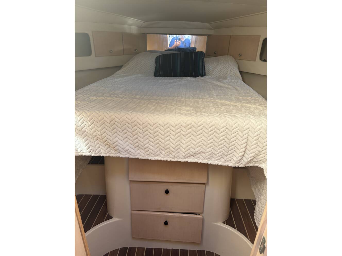 A photo of this 1999 Carver 370 Voyager