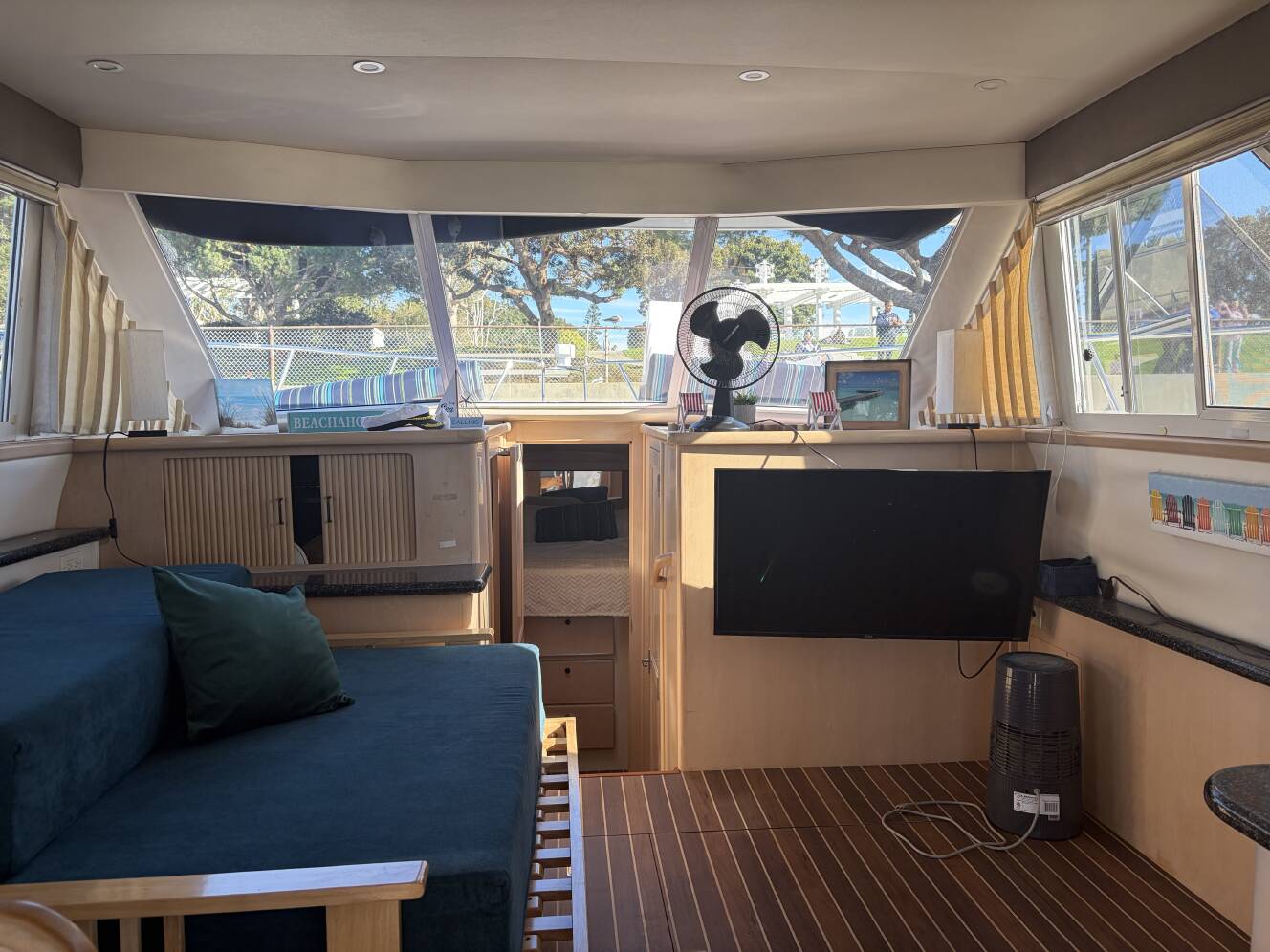 A photo of this 1999 Carver 370 Voyager