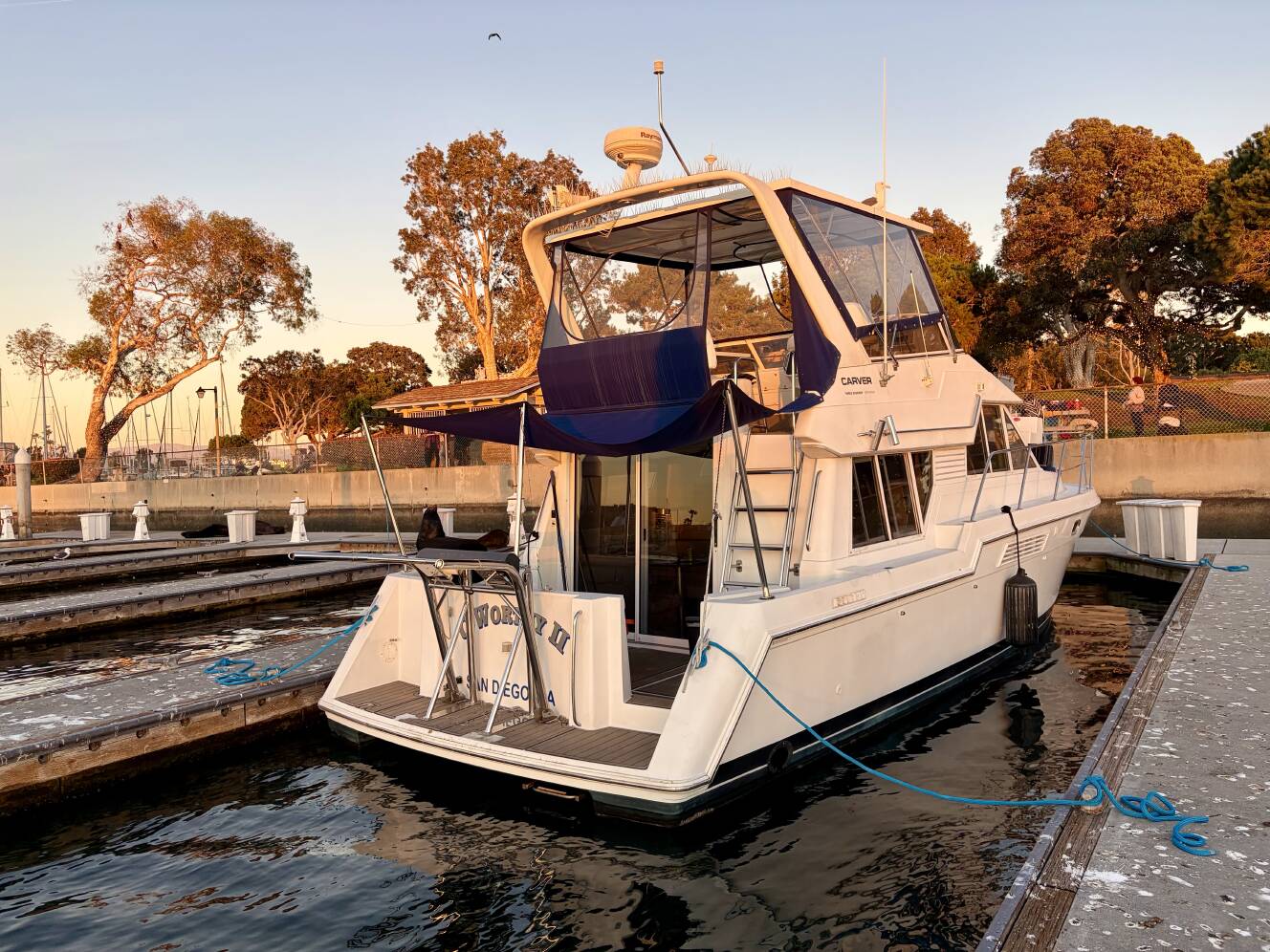 A photo of this 1999 Carver 370 Voyager