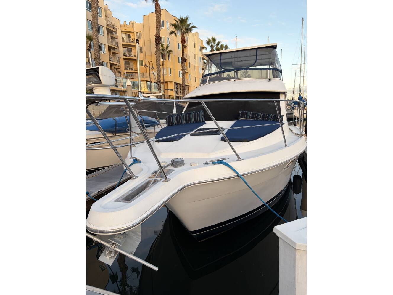 A photo of this 1999 Carver 370 Voyager