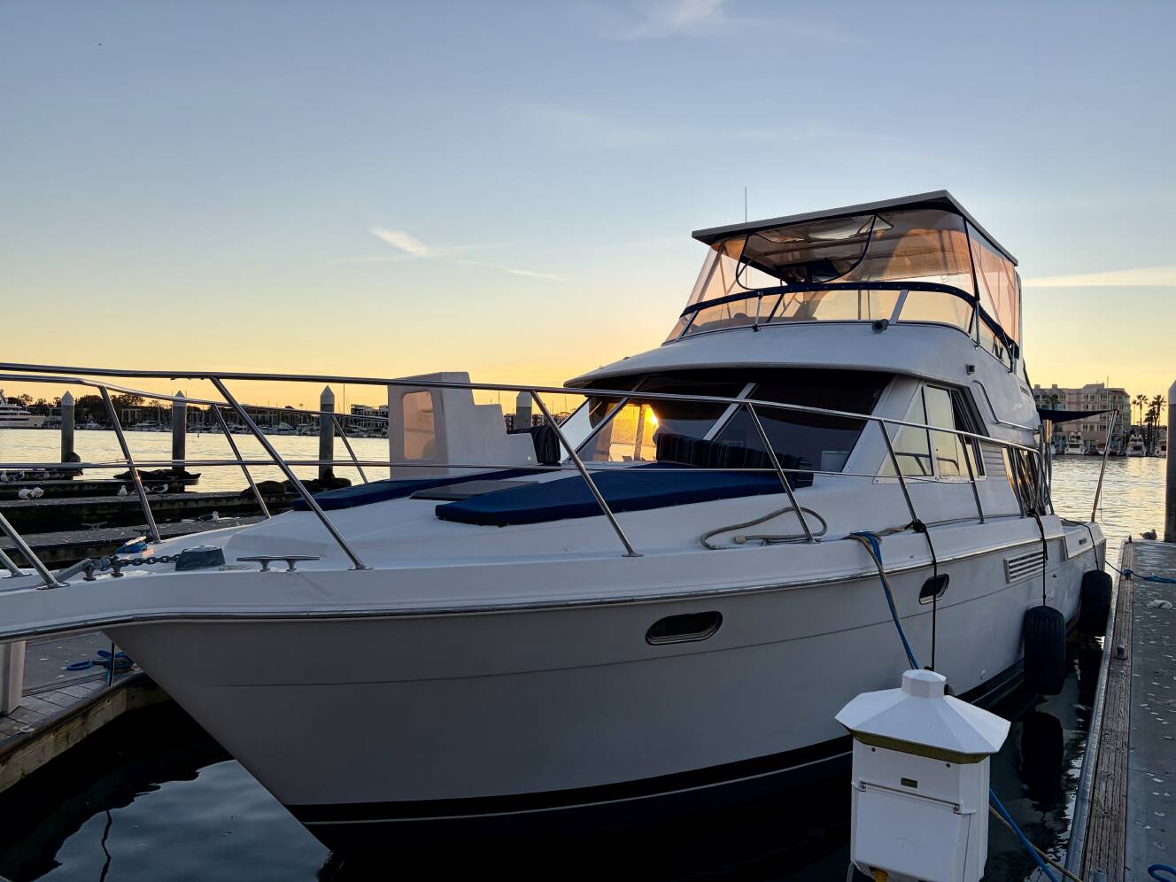 A photo of this 1999 Carver 370 Voyager
