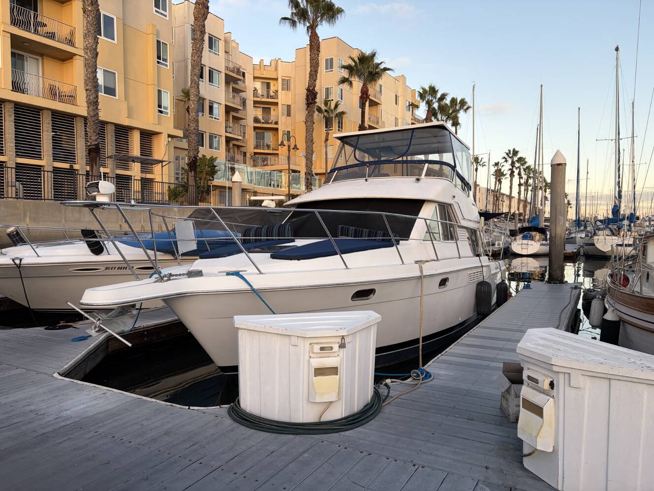 A photo of this 1999 Carver 370 Voyager